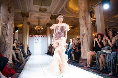 Nhã Phương, Mỹ Linh, Vũ Ngọc Anh trình diễn váy dạ hội ở Cannes - Ảnh 2. Nhã Phương, Mỹ Linh, Vũ Ngọc Anh trình diễn váy dạ hội ở Cannes - Ảnh 2.