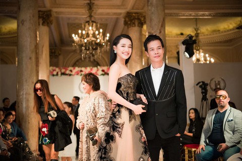 Nhã Phương, Mỹ Linh, Vũ Ngọc Anh trình diễn váy dạ hội ở Cannes - Ảnh 11. Nhã Phương, Mỹ Linh, Vũ Ngọc Anh trình diễn váy dạ hội ở Cannes - Ảnh 11.