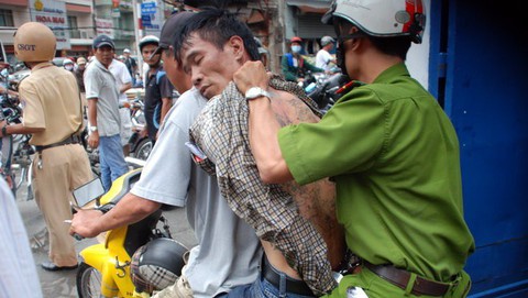 Nhóm trộm đâm chết 2 ‘hiệp sĩ’ nhiều lần rút dao tấn công ‘hiệp sĩ’ - Ảnh 3. Nhóm trộm đâm chết 2 ‘hiệp sĩ’ nhiều lần rút dao tấn công ‘hiệp sĩ’ - Ảnh 3.