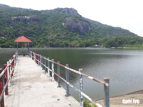 Cảnh cáo bí thư huyện Tri Tôn vỡ nợ và ưu ái vợ làm ăn chui - Ảnh 2. Cảnh cáo bí thư huyện Tri Tôn vỡ nợ và ưu ái vợ làm ăn chui - Ảnh 2.