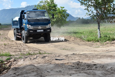 Chưa được cấp phép, doanh nghiệp vẫn ngang nhiên vào lấy cát - Ảnh 1. Chưa được cấp phép, doanh nghiệp vẫn ngang nhiên vào lấy cát - Ảnh 1.
