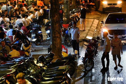 Vỉa hè Sài Gòn lại bị chiếm trọn làm quán nhậu, bãi xe - Ảnh 14. Vỉa hè Sài Gòn lại bị chiếm trọn làm quán nhậu, bãi xe - Ảnh 14.