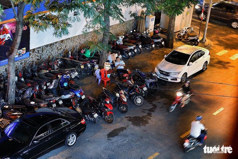 Vỉa hè Sài Gòn lại bị chiếm trọn làm quán nhậu, bãi xe - Ảnh 16. Vỉa hè Sài Gòn lại bị chiếm trọn làm quán nhậu, bãi xe - Ảnh 16.