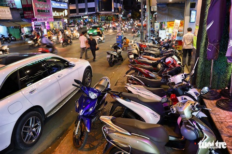 Vỉa hè Sài Gòn lại bị chiếm trọn làm quán nhậu, bãi xe - Ảnh 1. Vỉa hè Sài Gòn lại bị chiếm trọn làm quán nhậu, bãi xe - Ảnh 1.