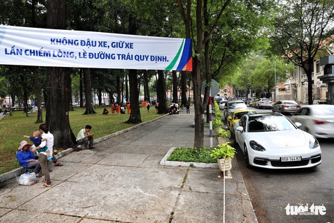 Vỉa hè Sài Gòn lại bị chiếm trọn làm quán nhậu, bãi xe - Ảnh 18. Vỉa hè Sài Gòn lại bị chiếm trọn làm quán nhậu, bãi xe - Ảnh 18.