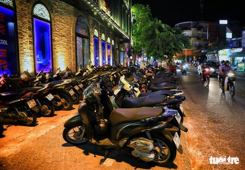 Vỉa hè Sài Gòn lại bị chiếm trọn làm quán nhậu, bãi xe - Ảnh 20. Vỉa hè Sài Gòn lại bị chiếm trọn làm quán nhậu, bãi xe - Ảnh 20.