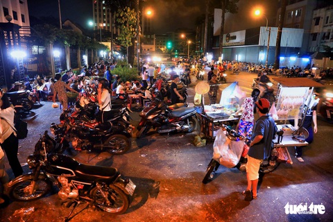 Vỉa hè Sài Gòn lại bị chiếm trọn làm quán nhậu, bãi xe - Ảnh 4. Vỉa hè Sài Gòn lại bị chiếm trọn làm quán nhậu, bãi xe - Ảnh 4.
