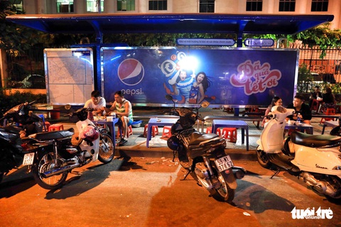Vỉa hè Sài Gòn lại bị chiếm trọn làm quán nhậu, bãi xe - Ảnh 5. Vỉa hè Sài Gòn lại bị chiếm trọn làm quán nhậu, bãi xe - Ảnh 5.