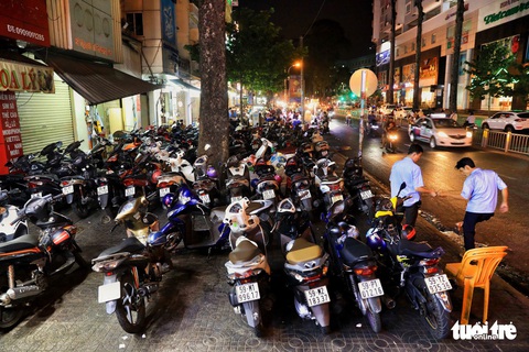 Vỉa hè Sài Gòn lại bị chiếm trọn làm quán nhậu, bãi xe - Ảnh 6. Vỉa hè Sài Gòn lại bị chiếm trọn làm quán nhậu, bãi xe - Ảnh 6.