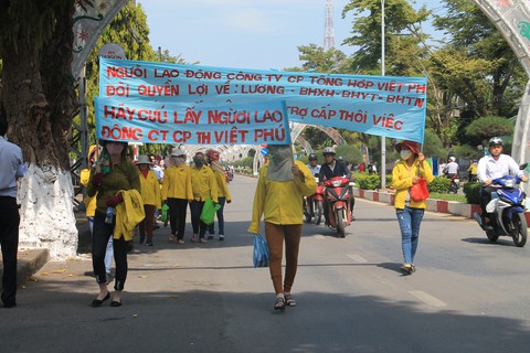 Công ty nợ lương, nợ bảo hiểm, công nhân đổ ra đường cầu cứu - Ảnh 1. Công ty nợ lương, nợ bảo hiểm, công nhân đổ ra đường cầu cứu - Ảnh 1.