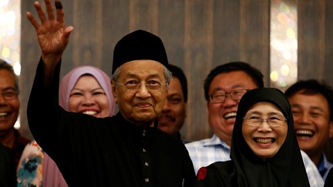 Chính trị gia đối lập Malaysia được nhà vua xóa sạch tội - Ảnh 2. Chính trị gia đối lập Malaysia được nhà vua xóa sạch tội - Ảnh 2.