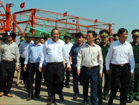 Thủ tướng Nguyễn Xuân Phúc mua cá của ngư dân Quảng Trị - Ảnh 2. Thủ tướng Nguyễn Xuân Phúc mua cá của ngư dân Quảng Trị - Ảnh 2.