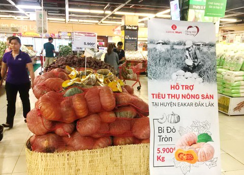 Siêu thị lại giải cứu bí đỏ, dưa hấu - Ảnh 1. Siêu thị lại giải cứu bí đỏ, dưa hấu - Ảnh 1.