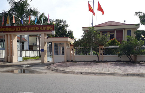 Cảnh cáo bí thư huyện Tri Tôn vỡ nợ và ưu ái vợ làm ăn chui - Ảnh 1. Cảnh cáo bí thư huyện Tri Tôn vỡ nợ và ưu ái vợ làm ăn chui - Ảnh 1.