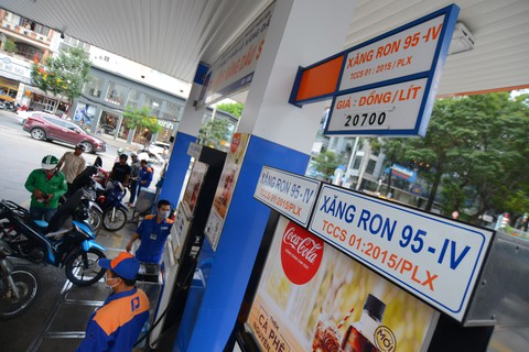 Đề xuất tăng thuế xăng dầu lên kịch khung, 4.000 đồng mỗi lít - Ảnh 1. Đề xuất tăng thuế xăng dầu lên kịch khung, 4.000 đồng mỗi lít - Ảnh 1.