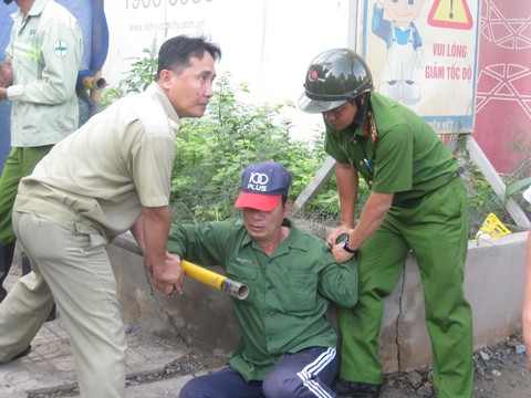Va quẹt xe, đập bể kính taxi và... bị khống chế - Ảnh 2. Va quẹt xe, đập bể kính taxi và... bị khống chế - Ảnh 2.