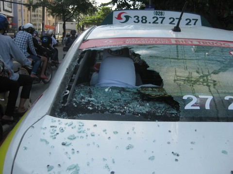 Va quẹt xe, đập bể kính taxi và... bị khống chế - Ảnh 1. Va quẹt xe, đập bể kính taxi và... bị khống chế - Ảnh 1.