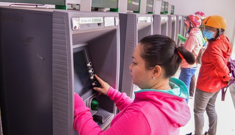 Thu phí hạ tầng ATM, ngân hàng lớn muốn, ngân hàng nhỏ lắc đầu - Ảnh 1. Thu phí hạ tầng ATM, ngân hàng lớn muốn, ngân hàng nhỏ lắc đầu - Ảnh 1.