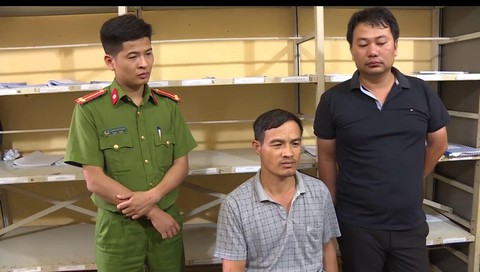 Nghi can thứ 2 giết hai cha con ở Hưng Yên ra đầu thú - Ảnh 1. Nghi can thứ 2 giết hai cha con ở Hưng Yên ra đầu thú - Ảnh 1.