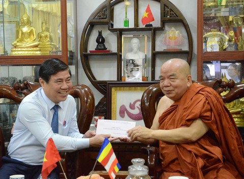 Lãnh đạo TP.HCM thăm, chúc mừng đại lễ Phật đản các cơ sở tôn giáo - Ảnh 3. Lãnh đạo TP.HCM thăm, chúc mừng đại lễ Phật đản các cơ sở tôn giáo - Ảnh 3.