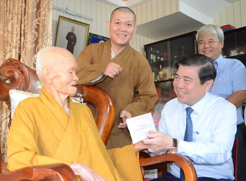 Lãnh đạo TP.HCM thăm, chúc mừng đại lễ Phật đản các cơ sở tôn giáo - Ảnh 2. Lãnh đạo TP.HCM thăm, chúc mừng đại lễ Phật đản các cơ sở tôn giáo - Ảnh 2.