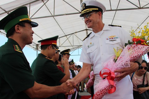 Siêu bệnh viện USNS Mercy của Hải quân Mỹ đến Nha Trang - Ảnh 1. Siêu bệnh viện USNS Mercy của Hải quân Mỹ đến Nha Trang - Ảnh 1.