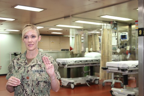 Siêu bệnh viện USNS Mercy của Hải quân Mỹ đến Nha Trang - Ảnh 27. Siêu bệnh viện USNS Mercy của Hải quân Mỹ đến Nha Trang - Ảnh 27.