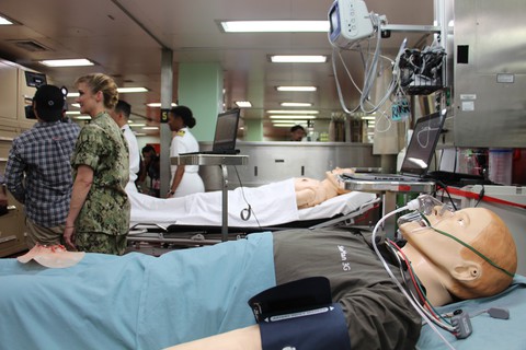 Siêu bệnh viện USNS Mercy của Hải quân Mỹ đến Nha Trang - Ảnh 29. Siêu bệnh viện USNS Mercy của Hải quân Mỹ đến Nha Trang - Ảnh 29.