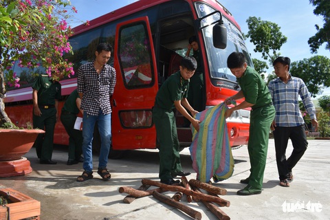 Ngân sách An Giang sẽ bội thu nếu bán đấu giá hàng lậu - Ảnh 2. Ngân sách An Giang sẽ bội thu nếu bán đấu giá hàng lậu - Ảnh 2.