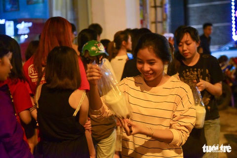 Bạn trẻ Sài Gòn xếp hàng mua sữa tươi trân châu vỉa hè - Ảnh 7. Bạn trẻ Sài Gòn xếp hàng mua sữa tươi trân châu vỉa hè - Ảnh 7.