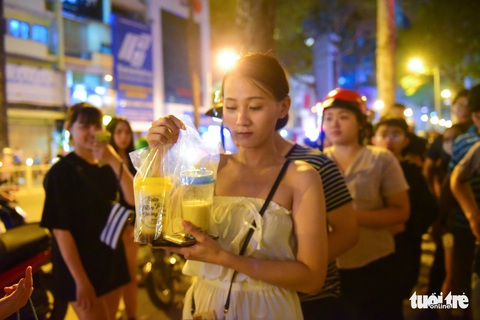 Bạn trẻ Sài Gòn xếp hàng mua sữa tươi trân châu vỉa hè - Ảnh 8. Bạn trẻ Sài Gòn xếp hàng mua sữa tươi trân châu vỉa hè - Ảnh 8.