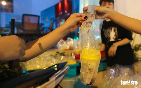 Bạn trẻ Sài Gòn xếp hàng mua sữa tươi trân châu vỉa hè - Ảnh 6. Bạn trẻ Sài Gòn xếp hàng mua sữa tươi trân châu vỉa hè - Ảnh 6.