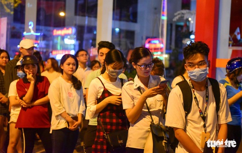 Bạn trẻ Sài Gòn xếp hàng mua sữa tươi trân châu vỉa hè - Ảnh 14. Bạn trẻ Sài Gòn xếp hàng mua sữa tươi trân châu vỉa hè - Ảnh 14.