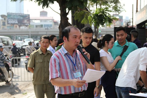 Hà Nội phá dỡ loạt nhà hàng sang chiếm đất mương cống hóa - Ảnh 1. Hà Nội phá dỡ loạt nhà hàng sang chiếm đất mương cống hóa - Ảnh 1.