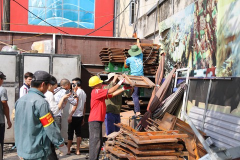 Hà Nội phá dỡ loạt nhà hàng sang chiếm đất mương cống hóa - Ảnh 3. Hà Nội phá dỡ loạt nhà hàng sang chiếm đất mương cống hóa - Ảnh 3.