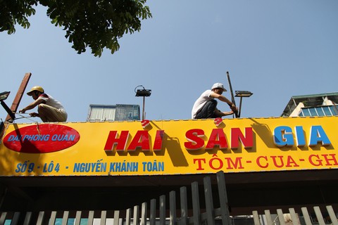 Hà Nội phá dỡ loạt nhà hàng sang chiếm đất mương cống hóa - Ảnh 5. Hà Nội phá dỡ loạt nhà hàng sang chiếm đất mương cống hóa - Ảnh 5.