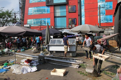 Hà Nội phá dỡ loạt nhà hàng sang chiếm đất mương cống hóa - Ảnh 4. Hà Nội phá dỡ loạt nhà hàng sang chiếm đất mương cống hóa - Ảnh 4.