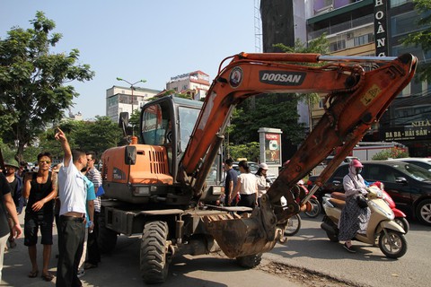 Hà Nội phá dỡ loạt nhà hàng sang chiếm đất mương cống hóa - Ảnh 2. Hà Nội phá dỡ loạt nhà hàng sang chiếm đất mương cống hóa - Ảnh 2.