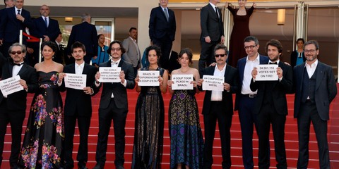 Thảm đỏ Cannes: Sân chơi của nhiều trò lố lẫn thông điệp thời sự - Ảnh 1. Thảm đỏ Cannes: Sân chơi của nhiều trò lố lẫn thông điệp thời sự - Ảnh 1.