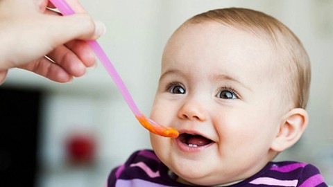 Bé làm quen với thức ăn đặc - Ảnh 1. Bé làm quen với thức ăn đặc - Ảnh 1.