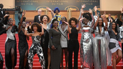 Thảm đỏ Cannes: Sân chơi của nhiều trò lố lẫn thông điệp thời sự - Ảnh 3. Thảm đỏ Cannes: Sân chơi của nhiều trò lố lẫn thông điệp thời sự - Ảnh 3.
