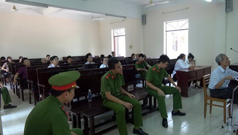 Thẩm phán bị đình chỉ nói không tiêu cực khi xử án treo vụ dâm ô - Ảnh 3. Thẩm phán bị đình chỉ nói không tiêu cực khi xử án treo vụ dâm ô - Ảnh 3.