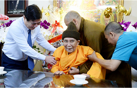 Lãnh đạo TP.HCM thăm, chúc mừng đại lễ Phật đản các cơ sở tôn giáo - Ảnh 1. Lãnh đạo TP.HCM thăm, chúc mừng đại lễ Phật đản các cơ sở tôn giáo - Ảnh 1.
