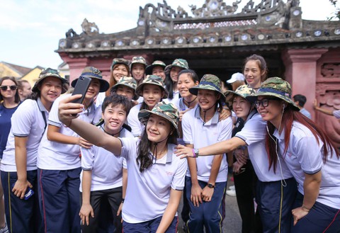 Chân dài bóng chuyền khám phá Hội An - Ảnh 1. Chân dài bóng chuyền khám phá Hội An - Ảnh 1.