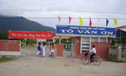 Học sinh lớp 10 đâm chết bạn ngay bục giảng - Ảnh 1. Học sinh lớp 10 đâm chết bạn ngay bục giảng - Ảnh 1.