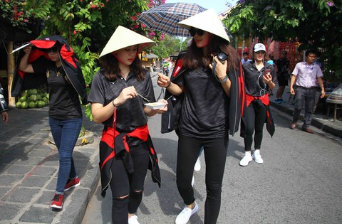 Chân dài bóng chuyền khám phá Hội An - Ảnh 6. Chân dài bóng chuyền khám phá Hội An - Ảnh 6.