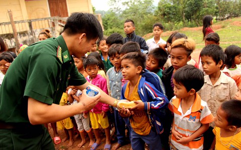 Ổ bánh mì nơi biên giới - Ảnh 1. Ổ bánh mì nơi biên giới - Ảnh 1.