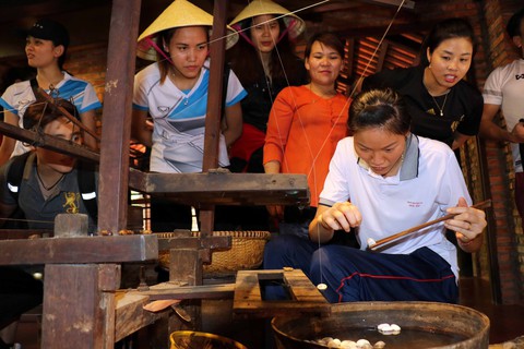 Chân dài bóng chuyền khám phá Hội An - Ảnh 11. Chân dài bóng chuyền khám phá Hội An - Ảnh 11.