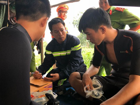 Lật sà lan cát trên sông Đồng Nai giữa khuya, 3 người mất tích - Ảnh 2. Lật sà lan cát trên sông Đồng Nai giữa khuya, 3 người mất tích - Ảnh 2.