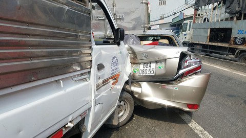 5 ôtô tông liên hoàn, quốc lộ 1A kẹt xe gần 2 giờ - Ảnh 1. 5 ôtô tông liên hoàn, quốc lộ 1A kẹt xe gần 2 giờ - Ảnh 1.